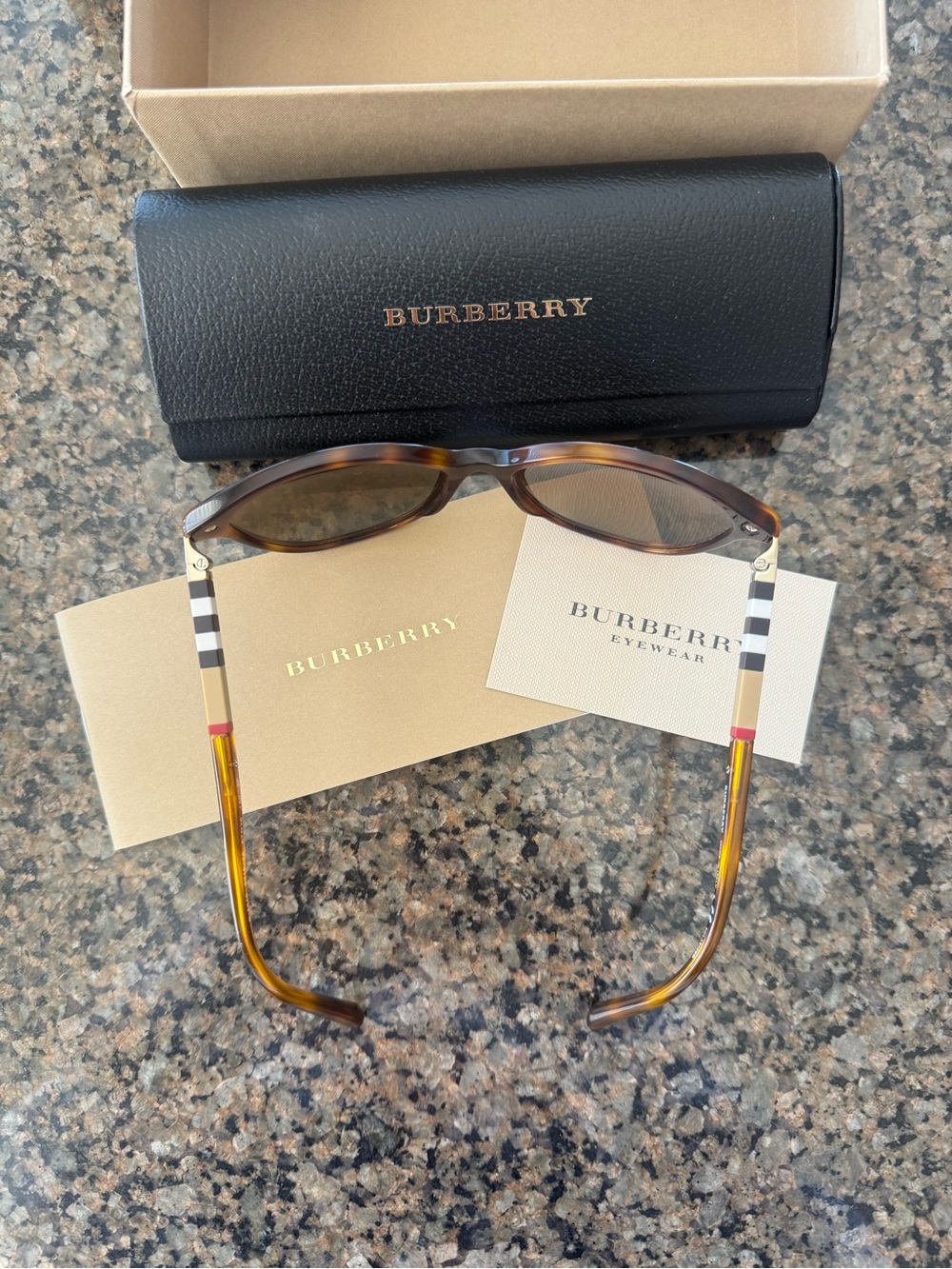 Burberry Sunglasses NEW with original case, lens cleaner, more - Picture 4 of 11